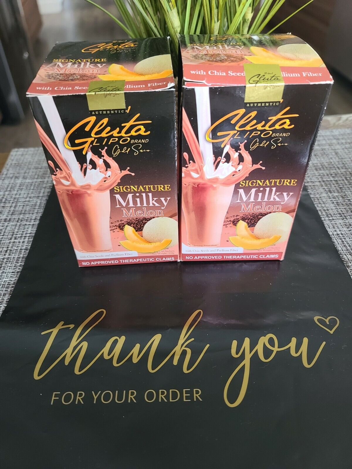 “Gluta Lipo Milky Melon flavored drink mix in creamy melon flavor packaging.”